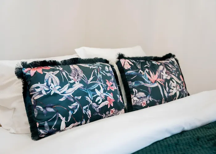 Lakeside Nature Escape By Bookinghost *