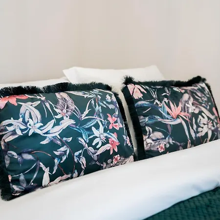 Lakeside Nature Escape By Bookinghost *