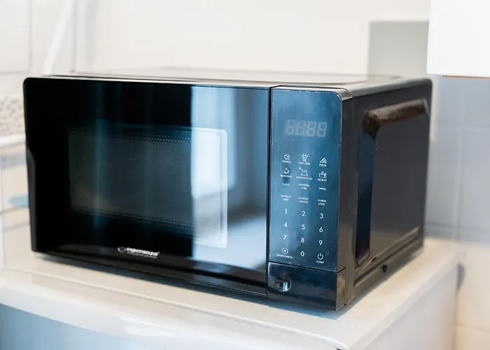 Lakeside Nature Escape By Bookinghost